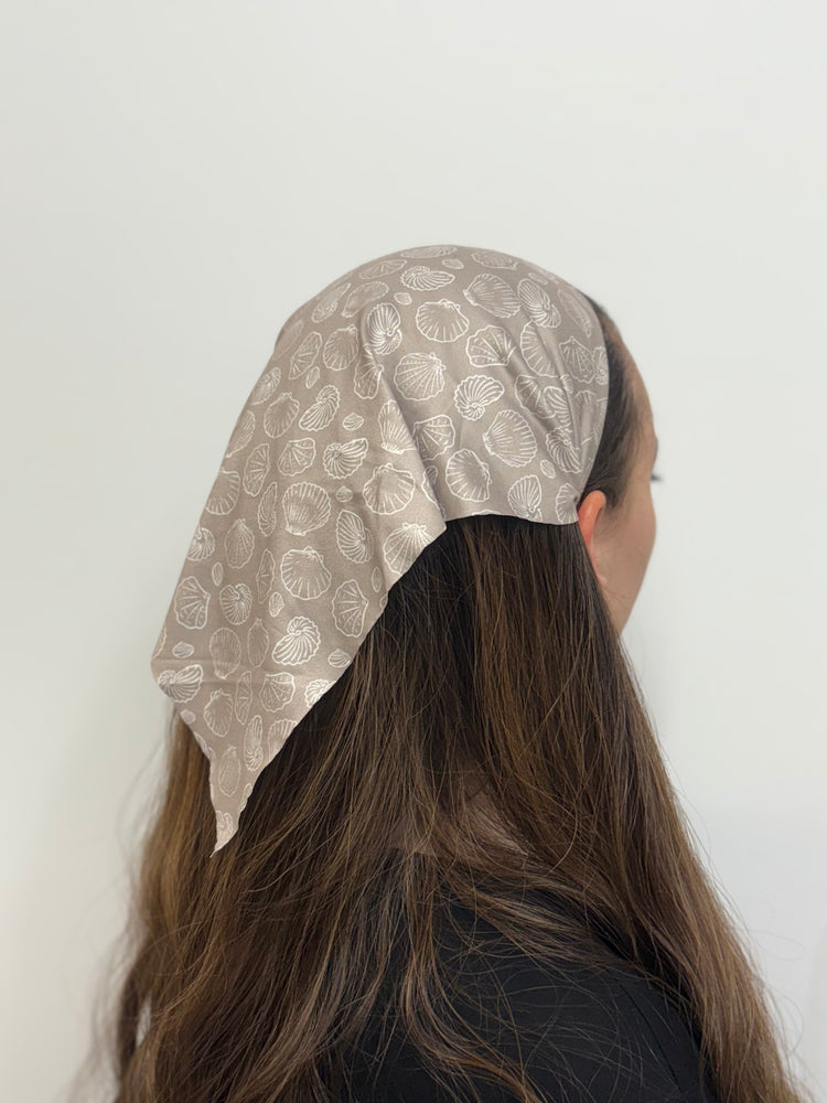 Estee Gold X Bandana Bliss: 
Coastal Neutral